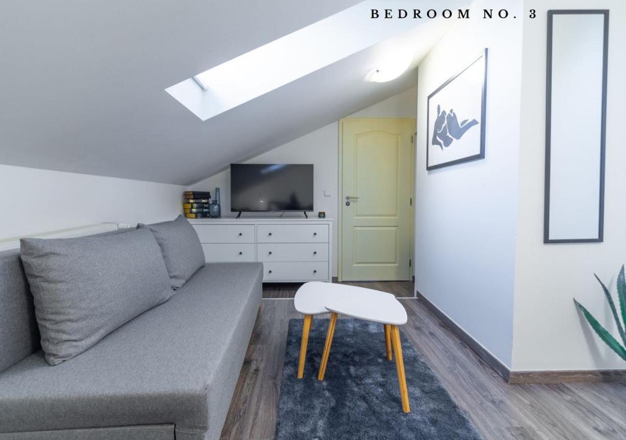 The Bookhouse, 5-Bedroom Residence By Prague Castle מראה חיצוני תמונה